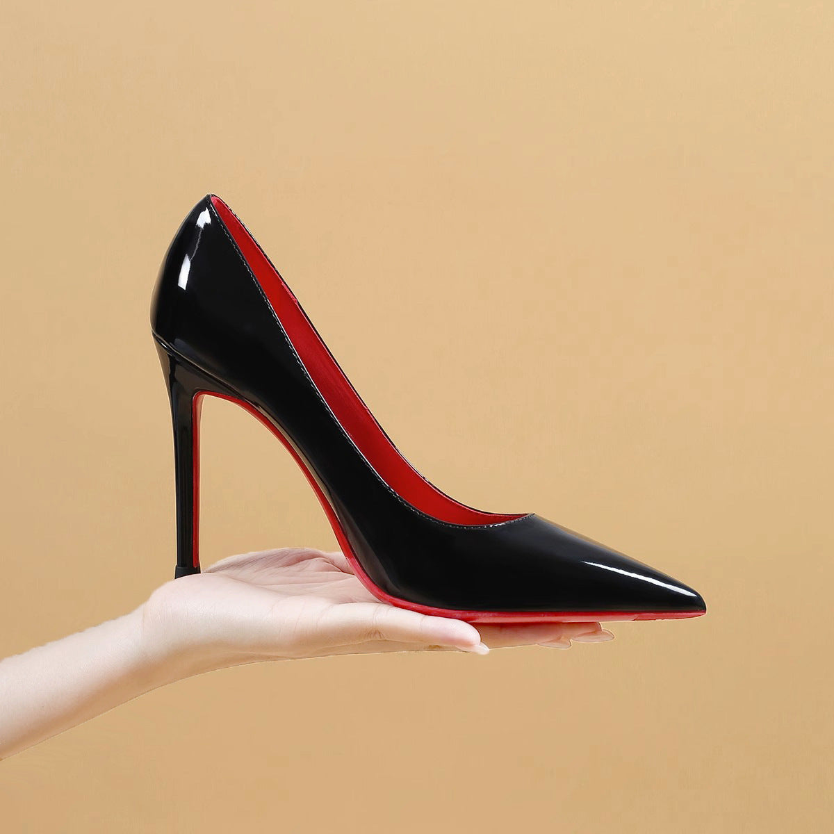 Női Magassarkú Cipő – Fekete-Piros Alapú, Tűsarkú Elegancia