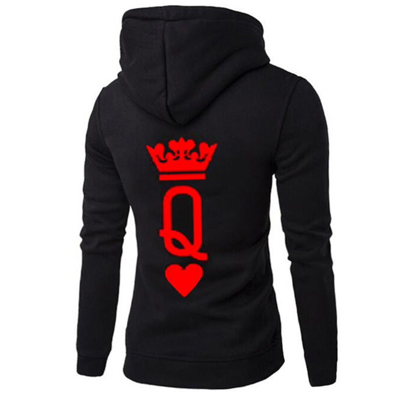 Páros modell: KING és QUEEN feliratos, laza kapucnis pulóver.