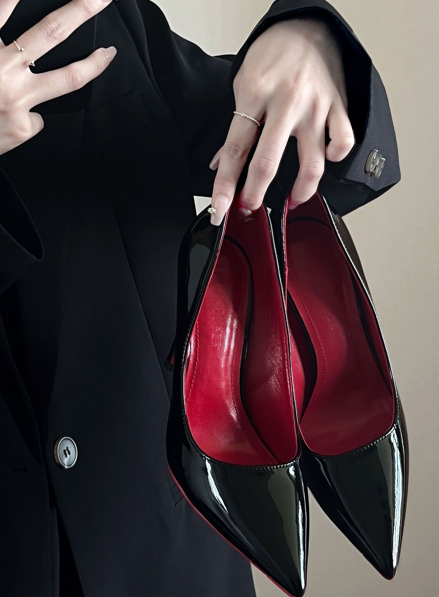 Női Magassarkú Cipő – Fekete-Piros Alapú, Tűsarkú Elegancia
