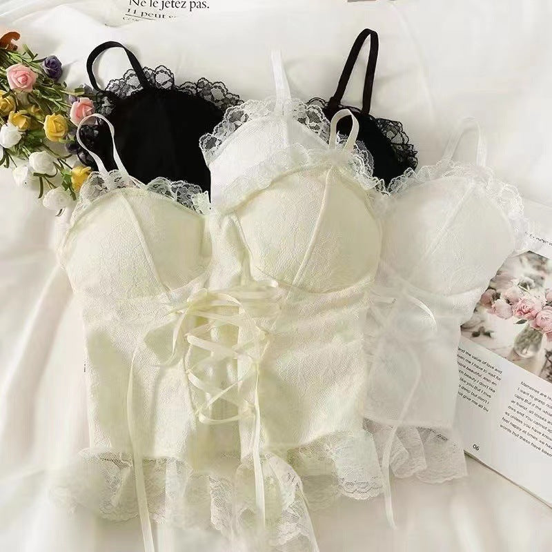 Francia stílusú, szexi csipkés pántos kis trikó (sling top).