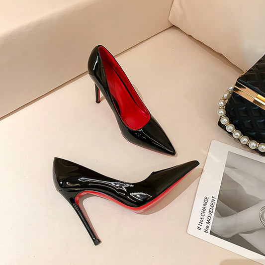 Női Magassarkú Cipő – Fekete-Piros Alapú, Tűsarkú Elegancia