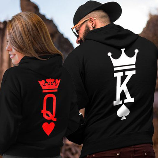 Páros modell: KING és QUEEN feliratos, laza kapucnis pulóver.