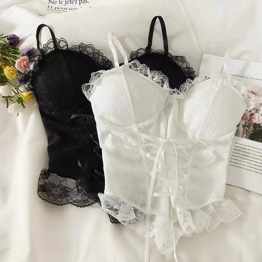 Francia stílusú, szexi csipkés pántos kis trikó (sling top).